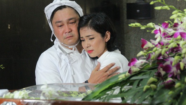 Việt Trinh an ủi, chia sẻ nỗi đau mất cha của Lý Hùng khi tới viếng NSND Lý Huỳnh
