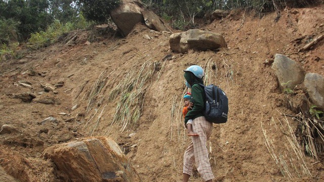 Người dân Quảng Trị nín thở đi dưới khối đá nặng 30 tấn "lộ" ra sau mưa lũ
