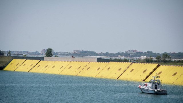 Hệ thống đê chắn lũ hàng tỷ euro lần đầu đi vào hoạt động ở Venice