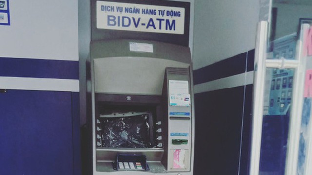 Kẻ lạ dùng đá ném vỡ máy ATM ở Vũng Tàu