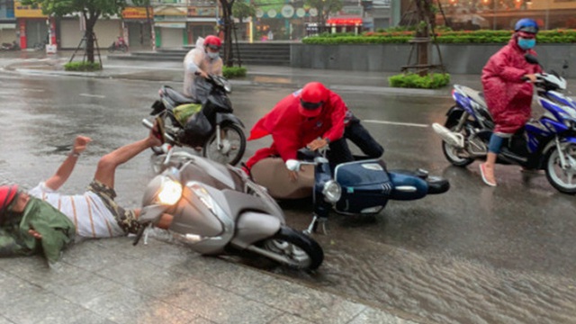 Bão số 12 đổ bộ: Phú Yên mưa rất to, 1 người bị thương, sập 3 ngôi nhà
