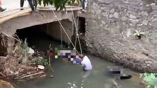 Phát hiện 2 thanh niên đầu đội mũ bảo hiểm tử vong dưới suối