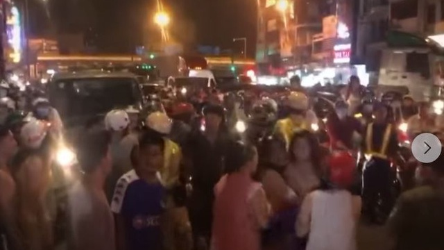 Cô gái gọi người nhà đến đánh CA, "giải cứu" nam thanh niên khi bị CSGT dừng xe kiểm tra ở Sài Gòn