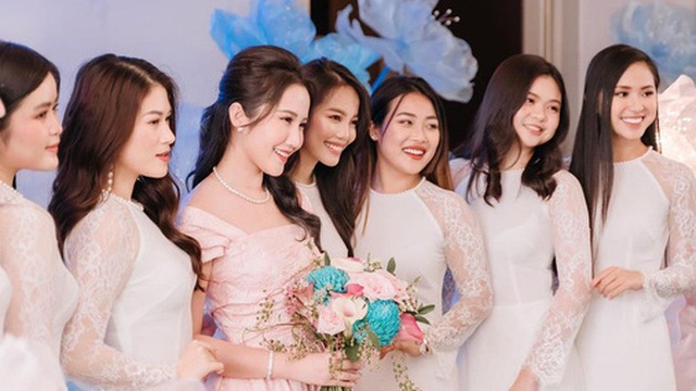 Bức ảnh đủ mặt hội chị em bạn dì nhà gái trong đám hỏi Phan Thành - Primmy Trương, đố ai đọ lại team 'so đẹp' này