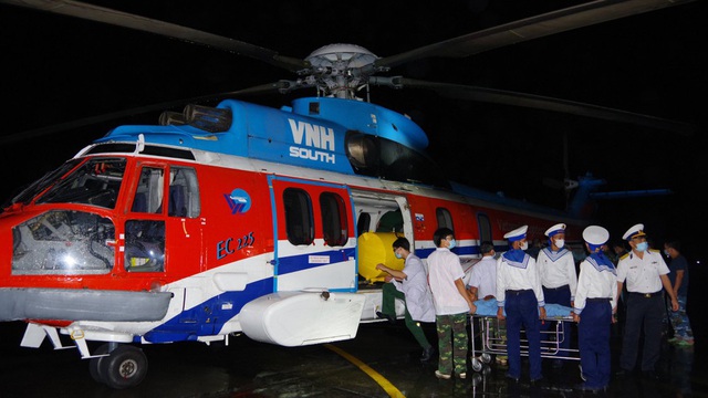 Trực thăng quân đội bay xuyên đêm chuyển bệnh nhân từ Trường Sa về đất liền điều trị
