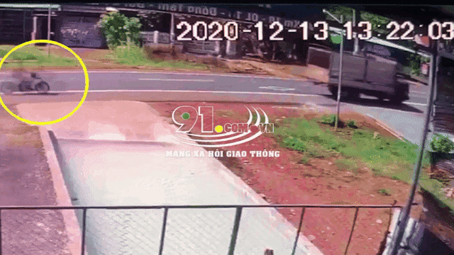 CLIP: Cú vít ga kinh hoàng đoạt mạng người đàn ông và khoảnh khắc lao vào đuôi xe tải gây ám ảnh