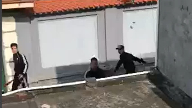 Hàng chục côn đồ xăm trổ đi 5 ôtô mang theo hung khí đại náo vùng quê