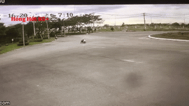 Cú trượt dài đau thương của "racing boy" và màn rượt đuổi tìm lại xe máy