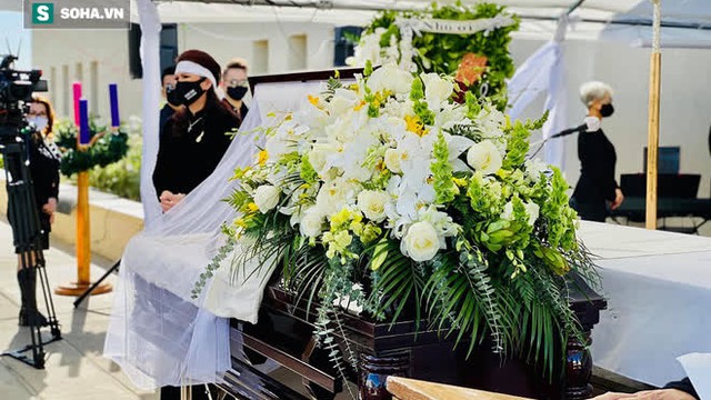 "Nhìn anh Chí Tài ôm con heo tặng vợ hơn chục năm trước, mình không cầm lòng được"
