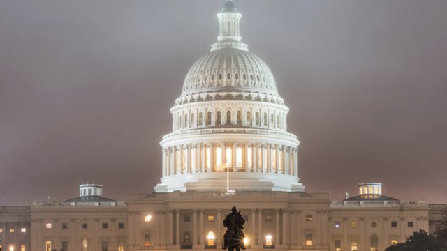 Quốc hội Mỹ chốt gói giải cứu khẩn cấp 900 tỷ USD cho người dân