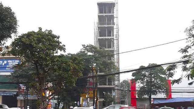 Căn nhà tầng cao "chót vót" đang xây giữa thành phố Vinh vướng nhiều sai phạm
