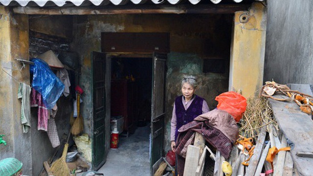Cụ bà gần 50 năm sống cô độc trong căn nhà xập xệ chưa đầy 10m2: “Giờ mắt đau, tai cũng điếc, răng rụng, sống một mình mãi cũng quen rồi”