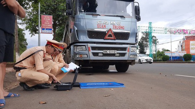 Dàn xe quá tải thi gan với CSGT suốt hơn 10 giờ