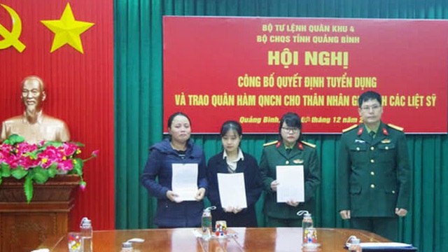 Tuyển dụng, trao quân hàm cho vợ con liệt sĩ Thiếu tướng Nguyễn Văn Man