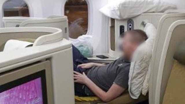 Hình ảnh phi công người Anh trên chuyến bay rời Việt Nam về nước