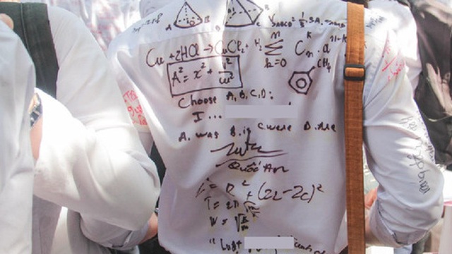 Viết lưu bút lên áo xưa rồi, phải viết cả công thức hoá học, toán học, bài trắc nghiệm tiếng Anh mới chất!