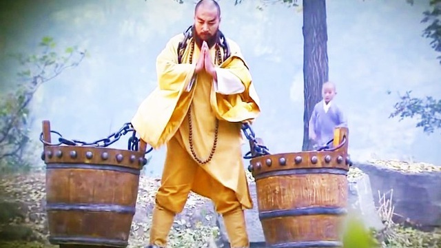 Thừa khả năng nhưng chỉ gánh 2 thùng nước rất vơi, cao tăng nói ra lý do giúp bao người tỉnh ngộ