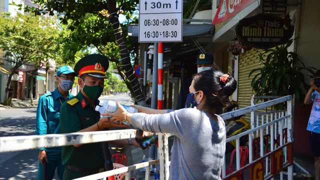 Bên trong 3 bệnh viện lớn của Đà Nẵng: Cơm 'VIP' vào nơi phong tỏa