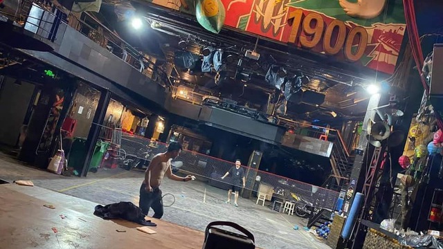 Club “đi đu đưa” nổi tiếng nhất nhì Hà Nội biến thành sân cầu lông vì nghỉ dịch Covid-19