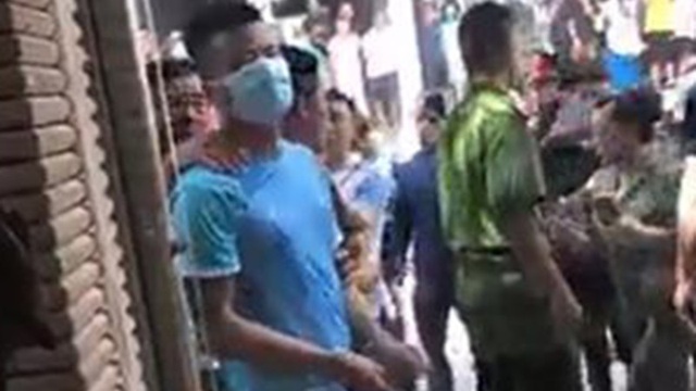 Nghi phạm liên quan tới vụ trộm 350 cây vàng tại Hà Nội được áp giải tới hiện trường