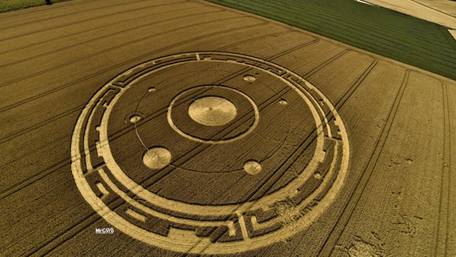 Khám phá bí ẩn 'Crop Circle' - những vòng tròn tuyệt tác được cho là của người ngoài hành tinh