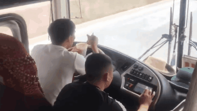 Tài xế xe khách giường nằm vừa ăn mỳ tôm vừa lái xe bằng khuỷu tay