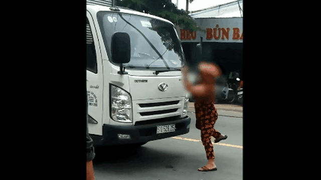 CLIP: Người phụ nữ bất ngờ bám đầu xe tải, hành động ngay sau đó khiến cả phố hoang mang