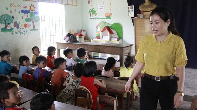 Không có nhà vệ sinh, học sinh phải đi vào bô rồi cô giáo đi đổ nhờ!