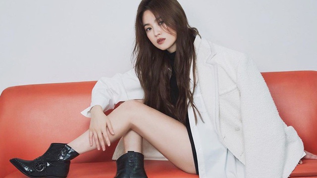 Song Hye Kyo gợi cảm bất ngờ với style tóc nâu môi trầm