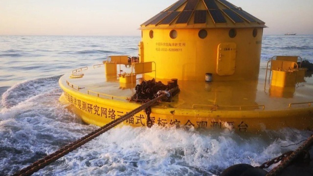 Trung Quốc đưa phao khổng lồ ra vùng biển tranh chấp