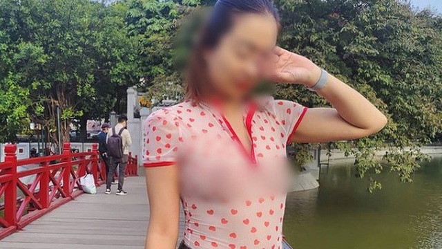Người phụ nữ 'thả rông' cùng gia đình đi khắp Sài Gòn tiết lộ lý do thích ăn mặc kiểu quái lạ và tất cả các ảnh 'khoe ngực' đều là do ông xã chụp!