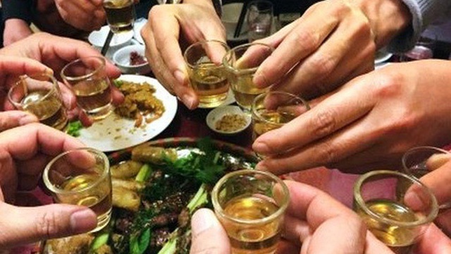 GĐ Trung tâm Chống độc: 2 cách uống rượu khoẻ mấy cũng có thể tử vong, đàn ông Việt đang mắc cả 2