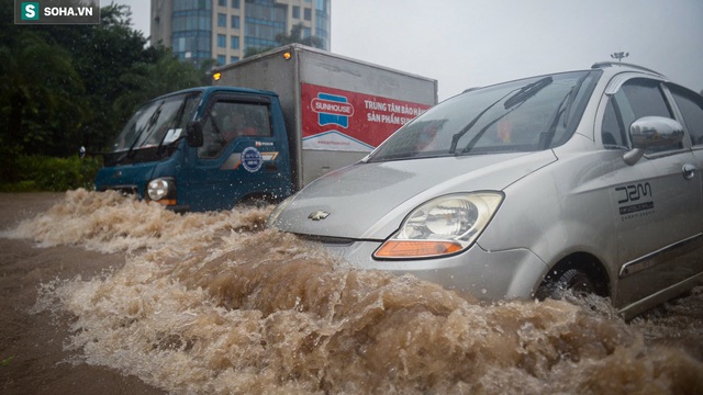 Hà Nội: Đại lộ Thăng Long - Vành đai 3 ngập nghiêm trọng, ô tô đi trong 'biển nước'