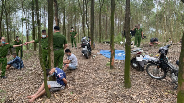 Hơn 60 cảnh sát vây ráp sới bạc khủng trong đồi keo do "đại ca" có 9 tiền án cầm đầu