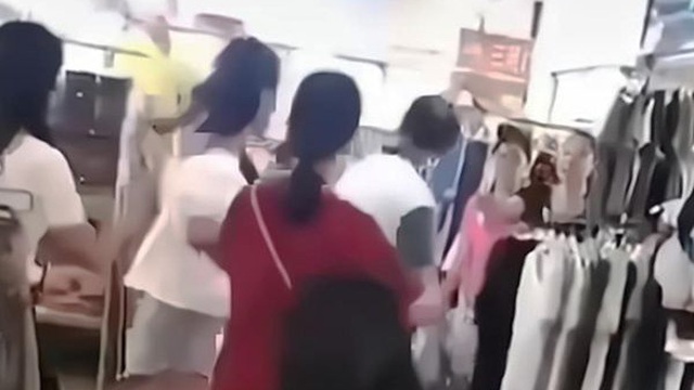 Chồng thẳng tay đánh vợ ngay giữa trung tâm mua sắm, nguyên nhân gây tranh cãi gay gắt