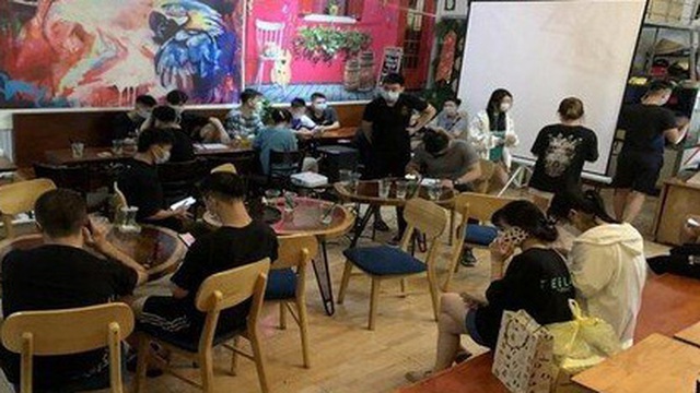 Hà Nội: 17 khách ngồi uống nước trong quán bất chấp dịch Covid-19 bị phạt 30 triệu đồng