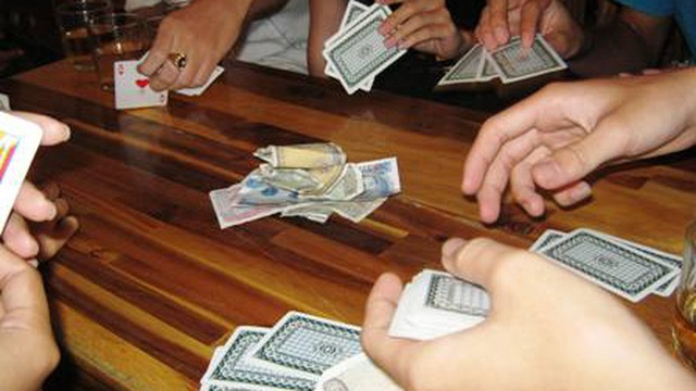 Triệt phá đường dây đánh bạc lớn, bắt quả tang 2 cán bộ nhà nước tại sới bạc