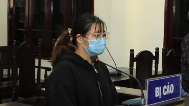 Thấy trẻ mầm non khóc, nữ sinh nhét giẻ vào miệng và giữ chặt chân tay