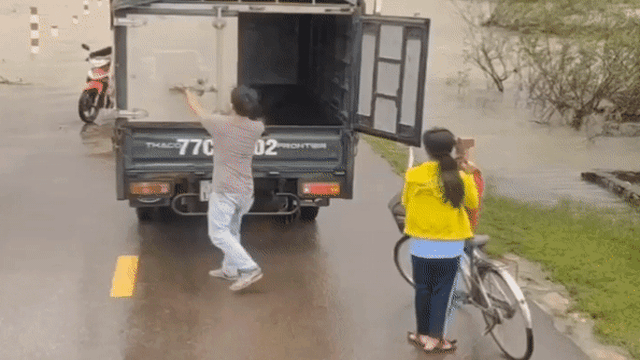 Bé gái đi học gặp đoạn đường ngập nước, hành động của người lái xe khiến ai nấy thở phào