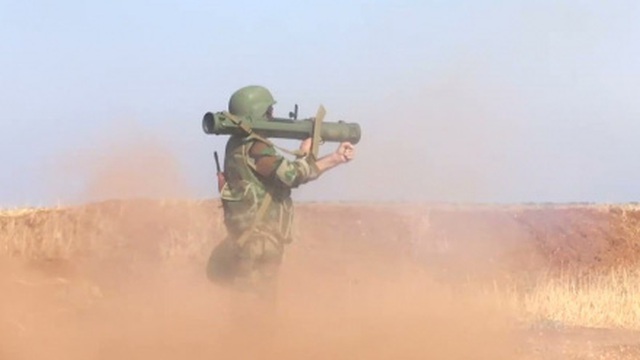 Quân nhân Nga huấn luyện binh sỹ Syria cách sử dụng súng phun lửa