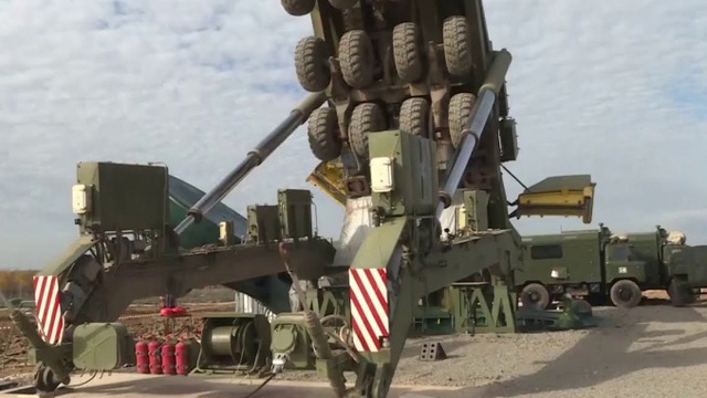Cận cảnh ICBM Yars của Nga được nạp vào ống phóng silo