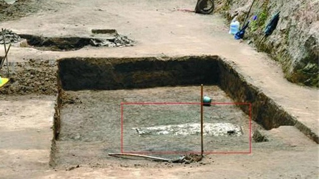 Dân làng đào giếng thấy dòng nước đen kỳ quái ùn ùn chảy ra, chuyên gia hô vang: A đây rồi