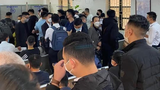 Lệ phí trước bạ ô tô giảm 50%: Ngày đầu quá tải, người dân nên khai báo đăng ký trực tuyến