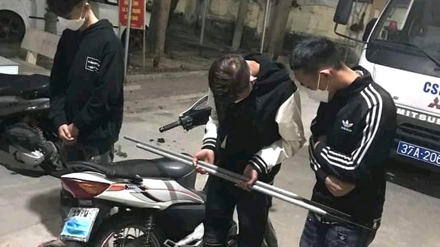 3 thiếu niên cầm phóng lợn chạy xe tốc độ cao quẹt xuống đường tóe lửa để thị uy