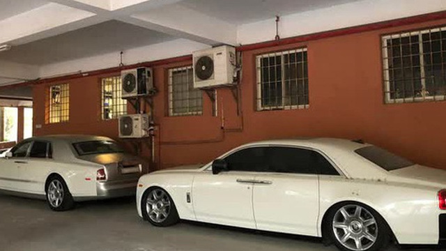 Rolls-Royce Ghost tiền tỷ của ông Đặng Lê Nguyên Vũ bị bỏ rơi, bám bụi, xẹp bóng hơi