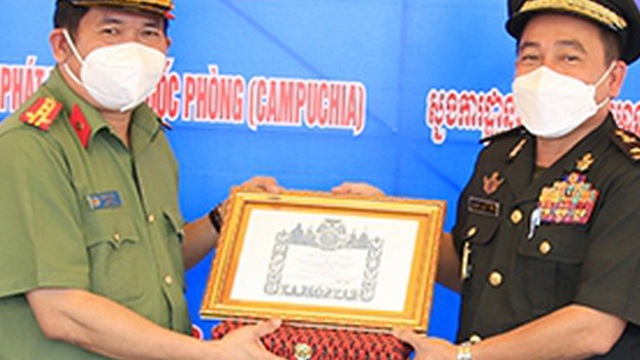 Đại tá Đinh Văn Nơi được Quốc vương Campuchia tặng huân chương