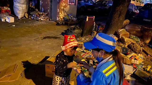 Hà Nội 23h đêm, bé trai 2 tuổi vẫn lang thang cùng mẹ lao công đi gom rác