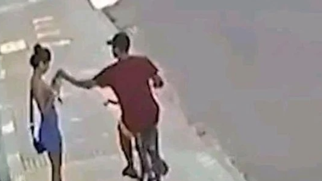 Tên cướp đi xe đạp giật điện thoại của cô gái trên đường, giây sau gặp ngay báo ứng