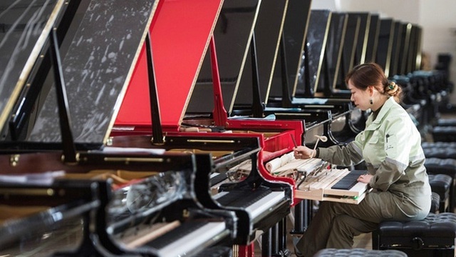 Bên trong nhà máy sản xuất đàn piano khổng lồ của Trung Quốc