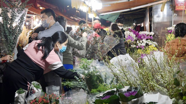Chùm ảnh: Sáng sớm 30 Tết, biển người chen chân tại chợ hoa lớn nhất Hà Nội lựa mua hoa